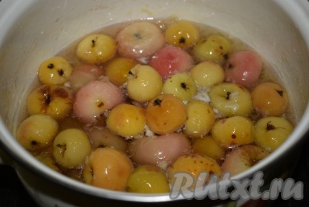 Выключаем огонь и даем ранеткам настояться 3 часа.
