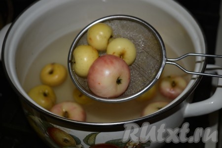 Вынимаем ранетки из воды при помощи шумовки.
