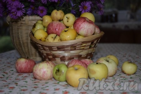 Ранетки промываем водой и обсушиваем.