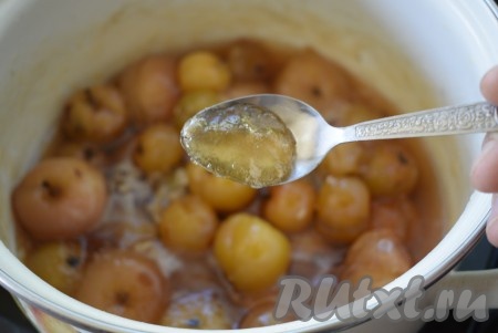 Варенье будет уже практически готово. Сироп, в окружении которого находятся ранетки, станет похожим на мармелад и будет плотно держаться на ложке.
