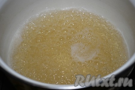 В кастрюлю наливаем 400 мл чистой воды и даем ей закипеть. В воду всыпаем сахар и доводим сироп до кипения.
