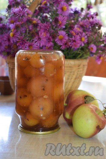 Закрываем варенье крышками, которые предварительно опускаем на несколько секунд в кипяток. Банки переворачиваем вверх дном.
