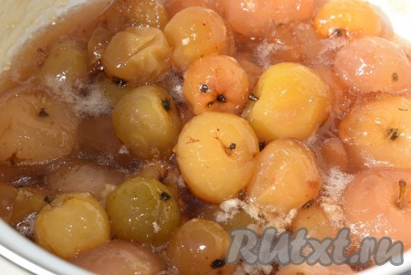 Спустя 3 часа варим снова в течение 5 минут с момента закипания на слабом огне и выключаем.
