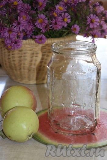 Варим варенье из целых ранеток в последний раз в течение 5 минут с момента закипания на слабом огне и выкладываем его в чистые, вымытые с содой банки.
