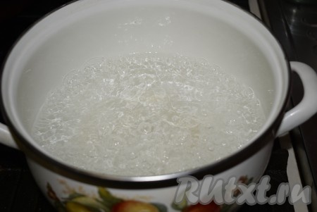 В кастрюлю наливаем 1 литр воды и доводим ее до кипения.
