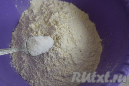 Добавляем к муке соль и перемешиваем.
