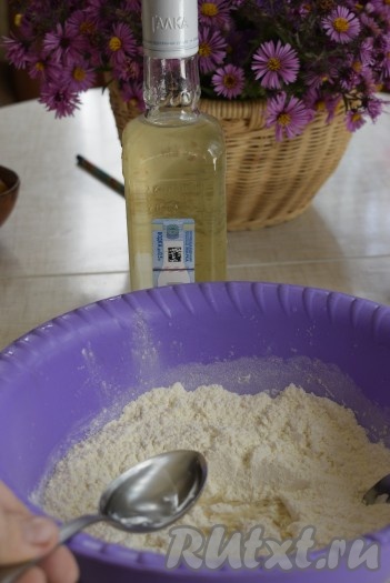 Затем в смесь муки и соли добавляем сахар и водку.