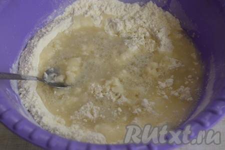 В получившуюся мучную смесь добавляем кипяток и очень быстро начинаем замешивать тесто ложкой.&nbsp;&nbsp;
