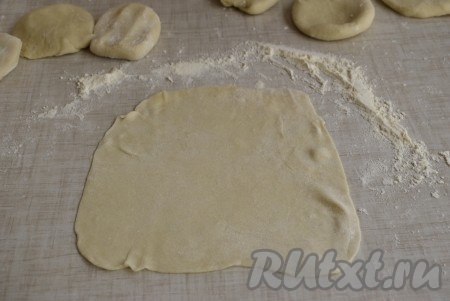 На столе, присыпанном мукой, каждый кусочек теста раскатываем в тонкий пласт, но не до прозрачности. В чебуреках главное - это сок, а если тесто будет слишком тонким, то при жарке оно может порваться и весь сок вытечет, а нам этого совсем не надо!
