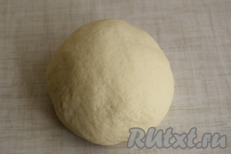 Перемешиваем тесто, пока оно не начнет остывать и складываться в комок. Затем перекладываем тесто на стол, присыпанный мукой, и начинаем замешивать тесто, подсыпая постепенно 100 грамм муки. При замесе руки смазываем растительным маслом.&nbsp;Тесто получается мягким, не липнет к рукам и при замесе становится похожим на пластилин.