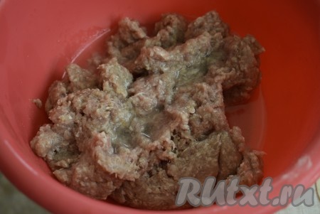 Влить в фарш холодную воду и хорошо перемешать. Фарш должен стать мягким и сочным. Пусть немного постоит и напитается влагой, пока мы будем делать тесто.