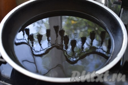 Далее можно чебуреки, замешанные на кипятке, заморозить и жарить, когда будет нужно, а можно сразу приступить к жарке. Сегодня я буду сразу жарить чебуреки в растительном масле. Для этого нальем в сковороду растительное масло. Масла должно быть много, оно должно полностью покрывать дно сковороды.
