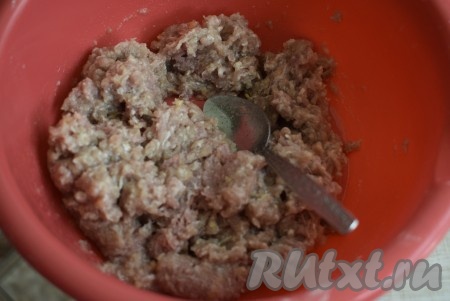 Приготовить фарш, пропустив через мясорубку свинину, говядину и лук, посолить, поперчить и перемешать.