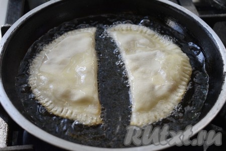 Хорошо разогреть масло и выложить на сковороду чебуреки.
