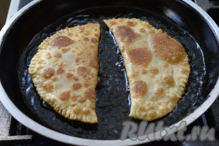 Жарить их надо с двух сторон на среднем огне до золотистой корочки, аккуратно переворачивая, чтобы не порвать тесто.
