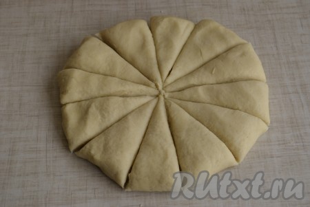 Готовое тесто накрываем пленкой и оставляем на 20 минут отлежаться. Затем разделяем тесто на 12 равных кусочков.
