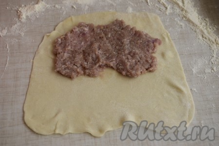 Разравниваем фарш по всей поверхности одной стороны пласта, как на фото, не попадая на края теста.

