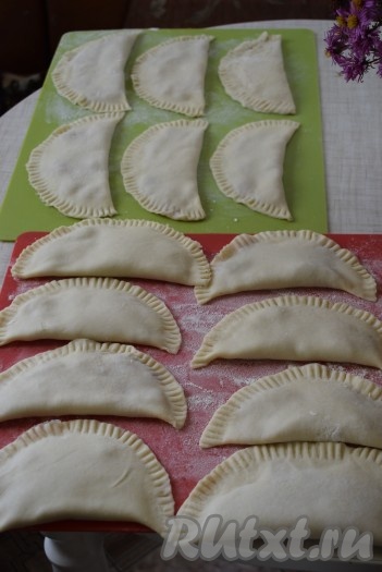 Готовые заготовки выкладываем на досочки, присыпанные мукой. Выход по этому рецепту 14 штук, так как из обрезков теста получается еще 2 чебурека.
