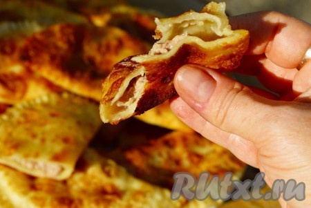 Румяные, сочные, вкусные, хрустящие чебуреки, замешанные на кипятке, сразу подать к столу.
