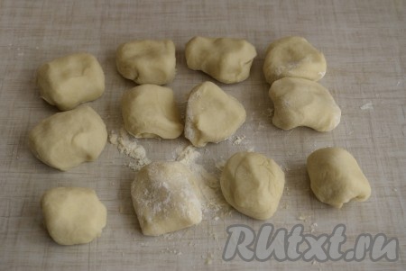 Округляем каждый кусочек теста и слегка обваливаем в муке.
