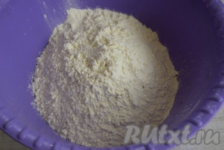 Для приготовления теста в миску насыпаем 300 грамм муки.
