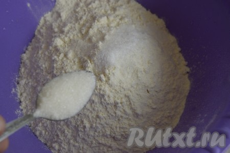 Затем в смесь муки и соли добавляем сахар и водку.