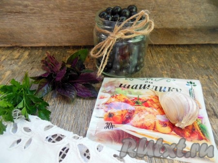 Для приготовления соуса из черной смородины к мясу мне потребовались вот такие ингредиенты.