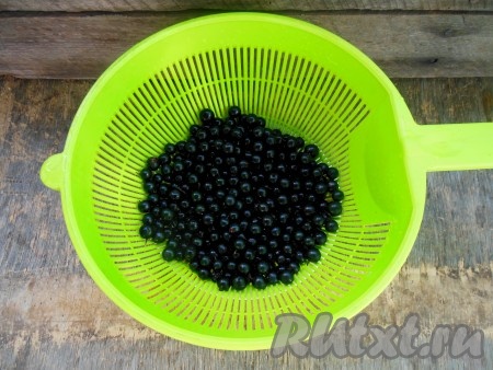 Черную смородину промойте, выложите на дуршлаг, чтобы стекла вода. Очистите чеснок от кожуры, промойте зелень.
