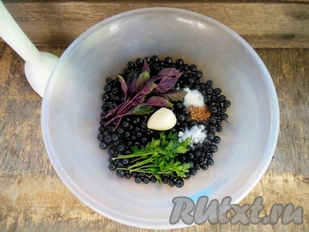 Измельчите черную смородину, чеснок, петрушку, базилик, соль, сахар и приправу для шашлыка с помощью погружного блендера до однородности.
