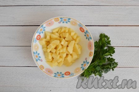 Картошку очистить и нарезать соломкой или небольшими кубиками.
