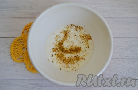 В миску влить кефир, всыпать по вкусу соль и специи. Я использовала смесь специй: горчица, куркума, кунжут, чеснок сушеный, зелень укропа, перец черный, мускатный орех, морковь и паприка.
