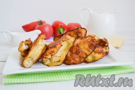 Сочные, с нежной и ароматной корочкой, куриные крылышки в кляре выложить на блюдо и подать на стол в теплом виде.
