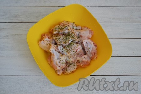 По вкусу посолить и приправить специями. Тщательно перемешать и оставить минимум на 15 минут. 
