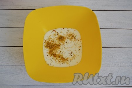 Приготовить кляр: в миску влить кефир и всыпать по вкусу специи и соль.
