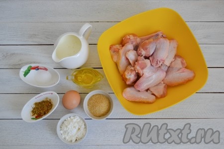 Подготовить необходимые ингредиенты для приготовления куриных крылышек в кляре.