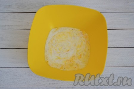 Добавить куриное яйцо и немного размешать массу.
