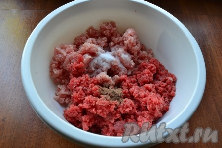 Фарш должен быть холодным, не более 10 градусов, поэтому после перекручивания его нужно снова минут на 30-40 поместить в морозилку. Добавить в фарш соль, нитритную соль, молотый мускатный орех.
