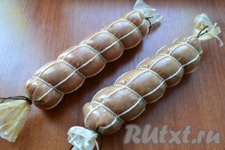 Наполнить фаршем оболочки удобным для вас способом - с помощью специальной насадки или отрезанной верхней части пластиковой бутылки. Наполнять нужно плотно, образовавшиеся пустоты проколоть иголкой. Концы оболочки хорошо завязать крепкой нитью или тонкой бичевкой.