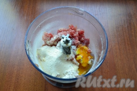 Далее фарш нужно измельчить в чаше блендера вместе с яйцом и сухим молоком.