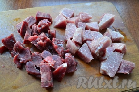 Подморозить мясо в морозилке, затем нарезать на кусочки.
