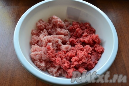 Перекрутить все мясо на мясорубке.