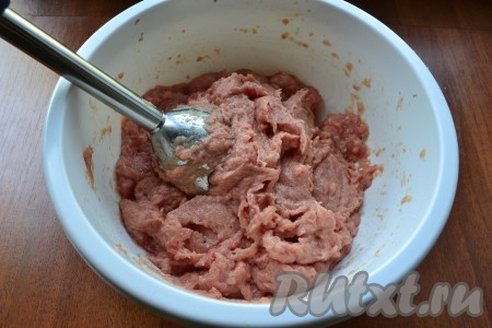 И затем погружным блендером измельчить фарш до состояния однородной эмульсии. Взбивать (измельчать) нужно не менее 4-5 минут.
