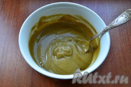 Снова все тщательно перемешать до однородности. Если горчица получится густой, добавьте еще немного воды. Готовая горчица должна быть консистенции не слишком густой сметаны.