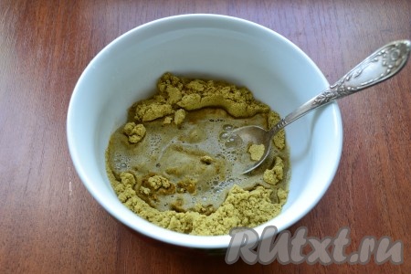 Влить частями горячую воду, перемешивая горчичный порошок до однородной консистенции.