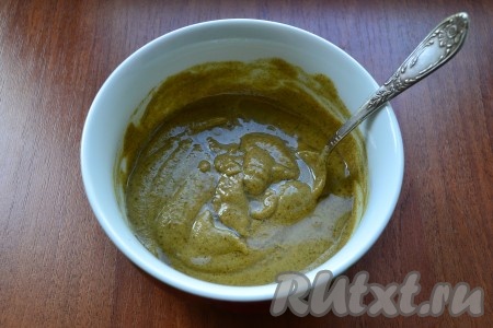 Влить уксус и растительное масло.