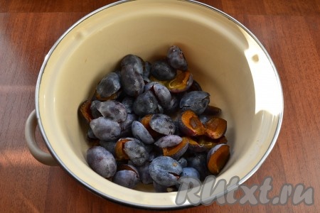 Сливы вымыть, удалить косточки, поместить их в кастрюлю.
