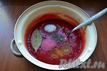 Добавить в массу соль, сахар, лавровый лист, всыпать черный и красный молотые перцы, кориандр.
