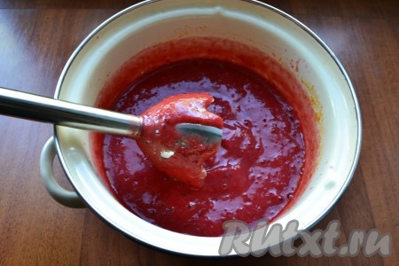 Погружным блендером измельчить массу до однородного состояния. Масса будет довольно густая.