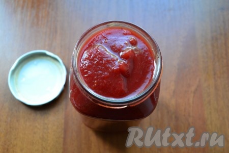 Лавровый лист выбросить, а ароматный соус разложить по простерилизованным баночкам. Закрутить прокипяченными крышками, перевернуть.
