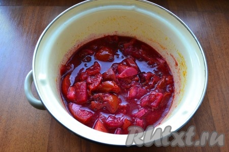 Влить в кастрюлю немного воды и поставить на огонь. Довести до кипения, варить все на небольшом огне с прикрытой крышкой около 1 часа, иногда перемешивая. И овощи, и фрукты должны хорошо развариться.
